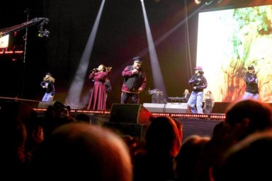 Более 15 000 зрителей рукоплескали Суховым — победителям "Шлягера года" Более 15 000 зрителей рукоплескали Суховым — победителям "Шлягера года"